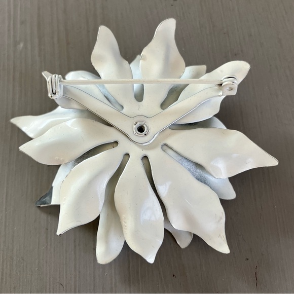 Two Vintage Enamel Brooch Flower Pins - Picture 2 of 6